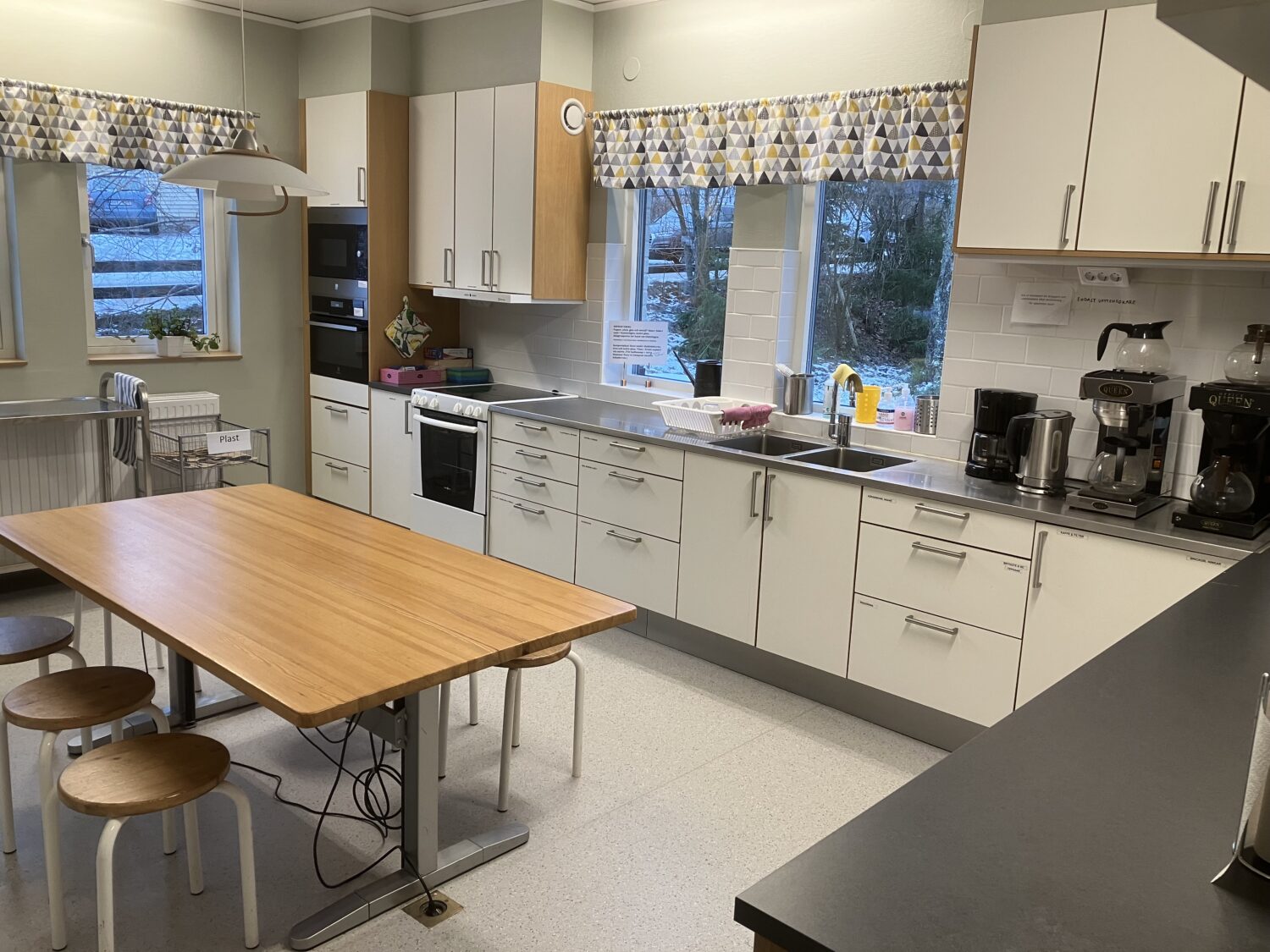 Köket i Åbybergskyrkan, med skåp och köksutrustning.