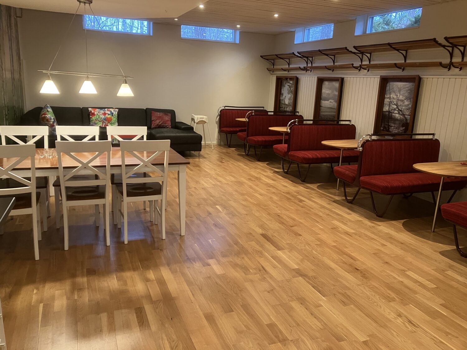 Nyponstigen, rum med soffor från gamla vagnar på Roslagsbanan med mera