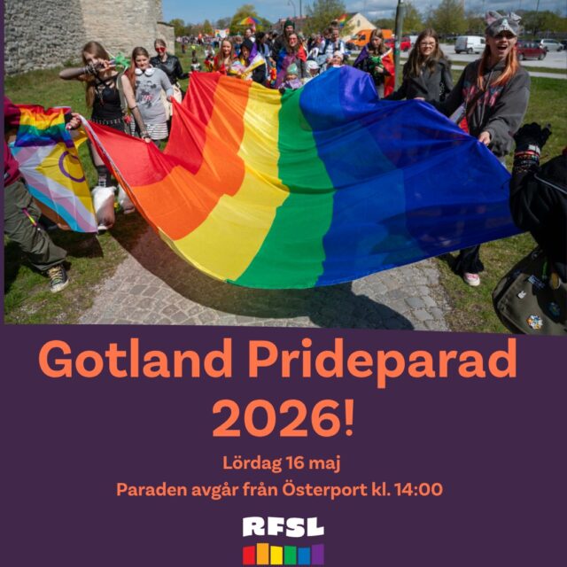 Equmeniakyrkan i Prideparaden Gotland med Equmeniakyrkans flagga