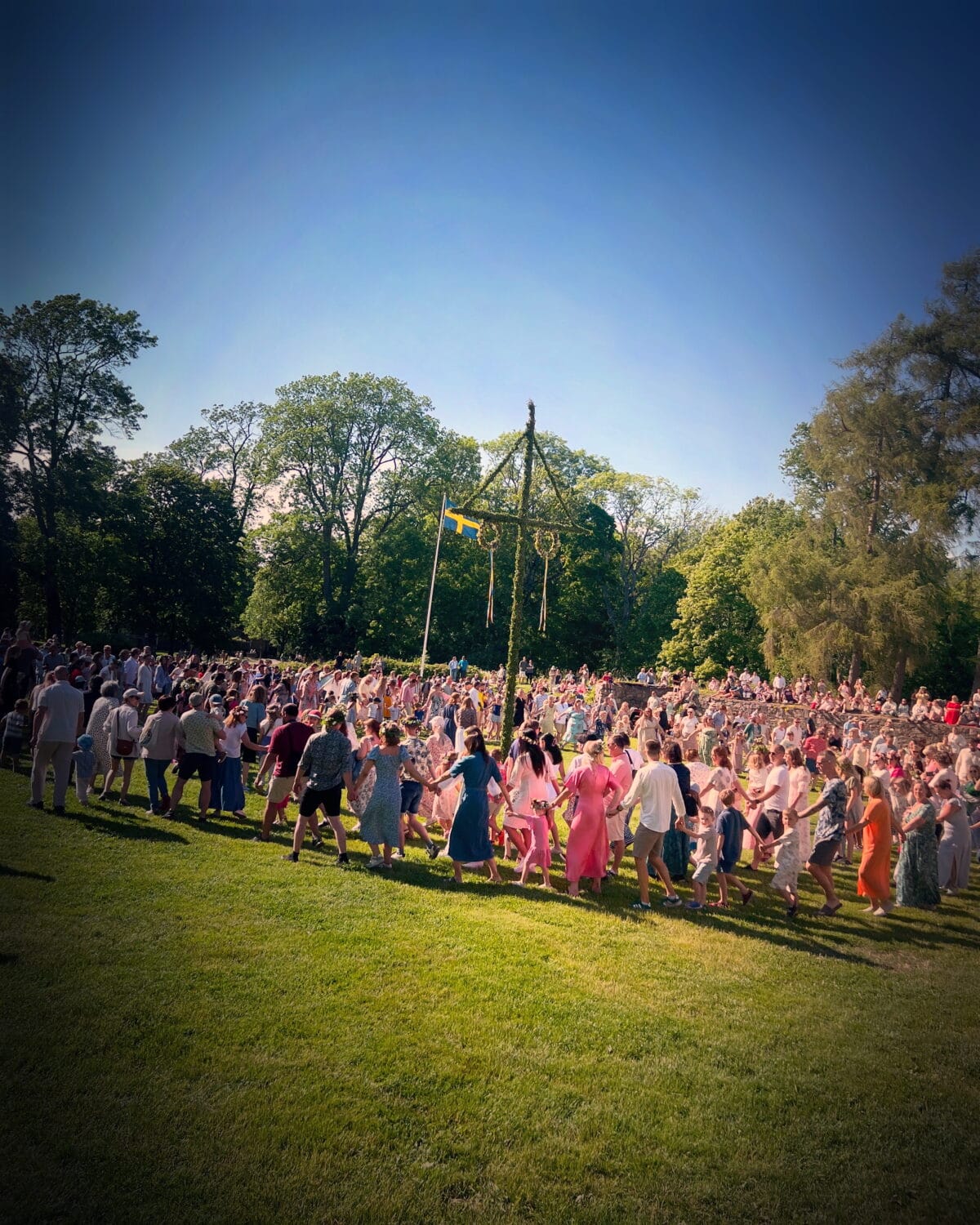 Dans kring midsommarstången på borggården vid Gräfsnäs slottsruin.