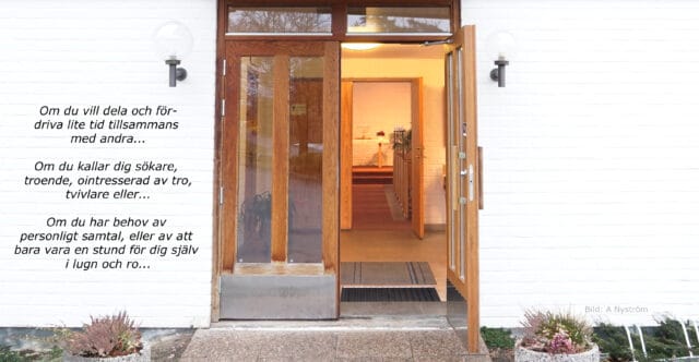 Bild utifrån Hagakyrkan rakt in i kyrksalen