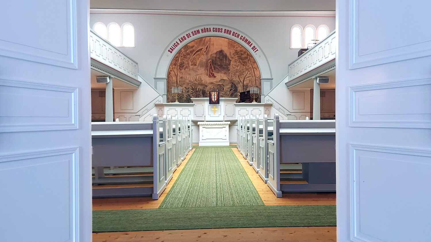 Missionskyrkan i Sävsjö med öppna dörrar in till kyrksalen.