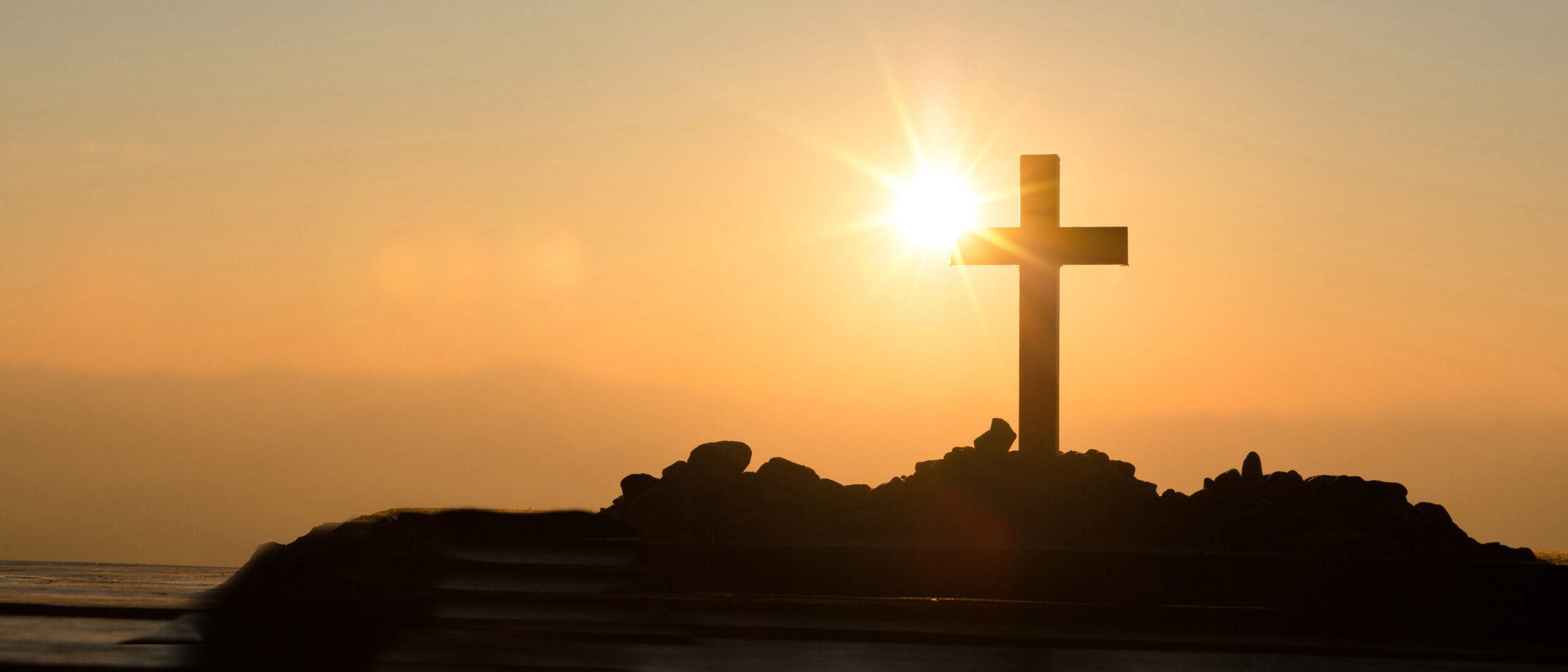 Kors i solnedgång