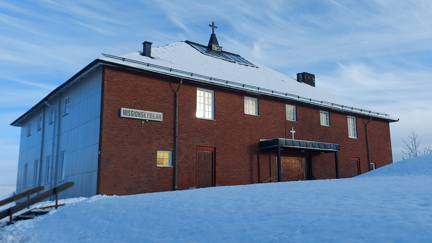 Missionskyrkan i Sävsjö i vinterskrud.