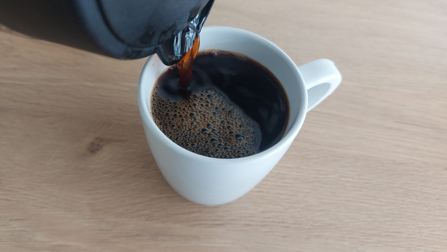 Kaffe hälls i kaffemugg.