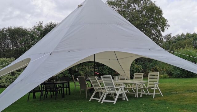 Festligt tält tar form.