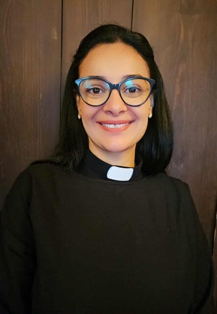 Pastor Phoebe ler mot kameran.