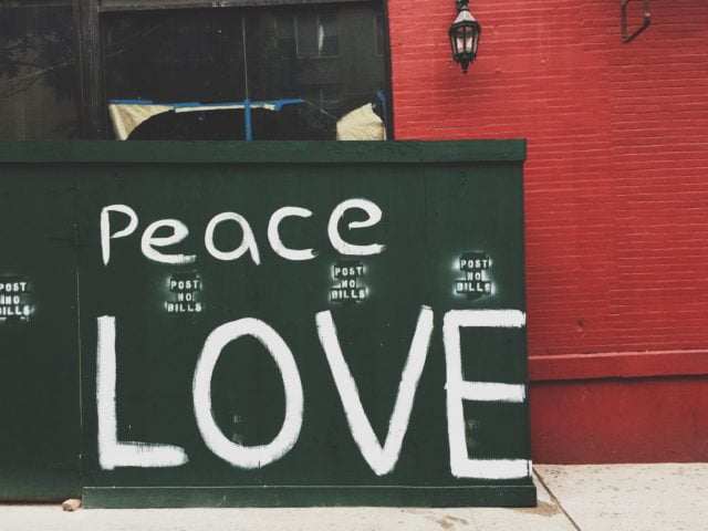 Peace Love - Text på grön vägg