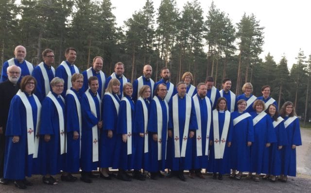 Nya pastorer och diakoner ordinerade