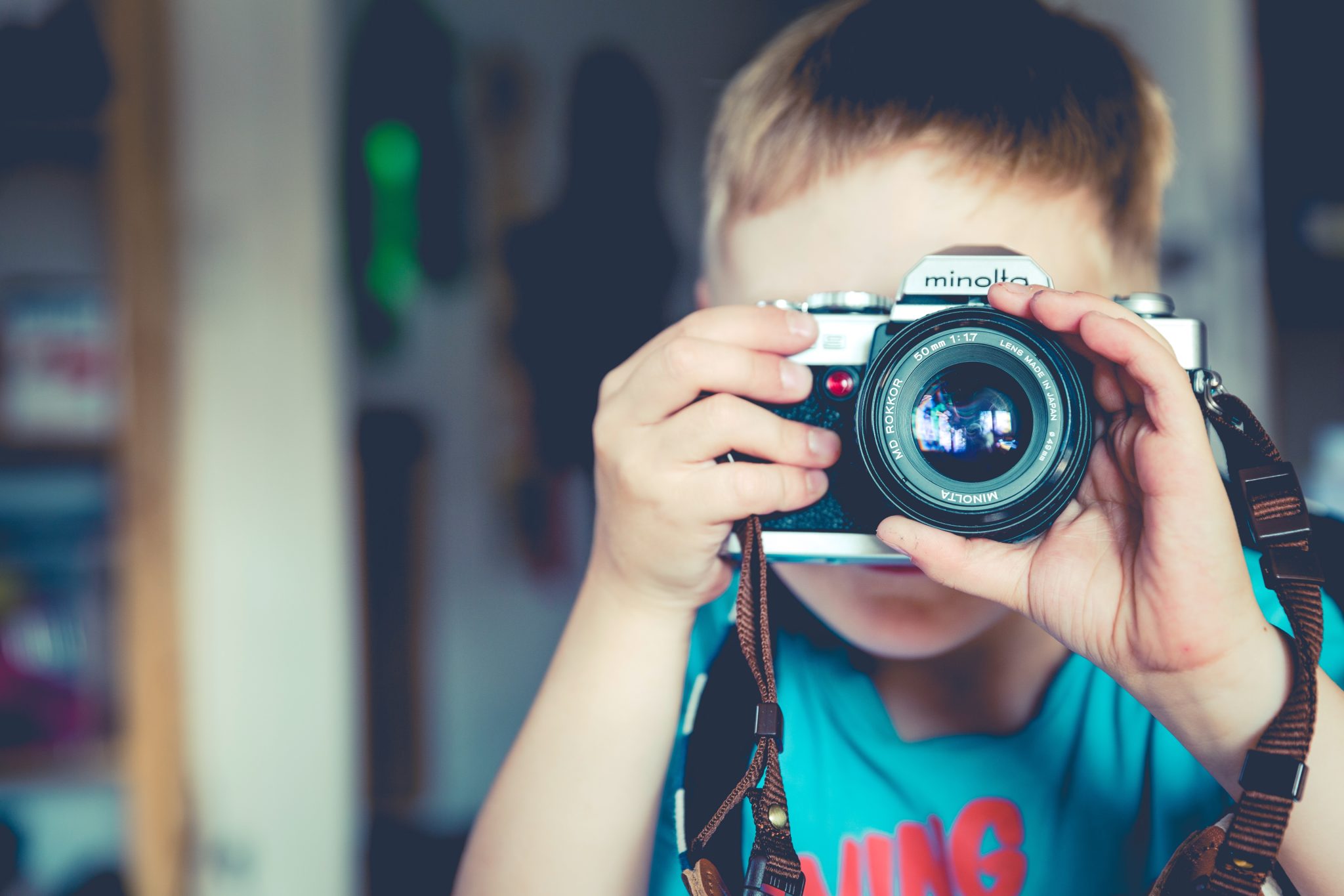 Barn som fotograferar