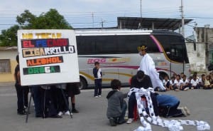 Drama på torget utanför skolan Telmo Marquina.