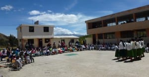 Kören sjunger på skolan Francisco Aigaje.