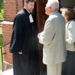 Pastor Rimas Mikalauskas i samtal utanför reformerta kyrkan i Birzai.