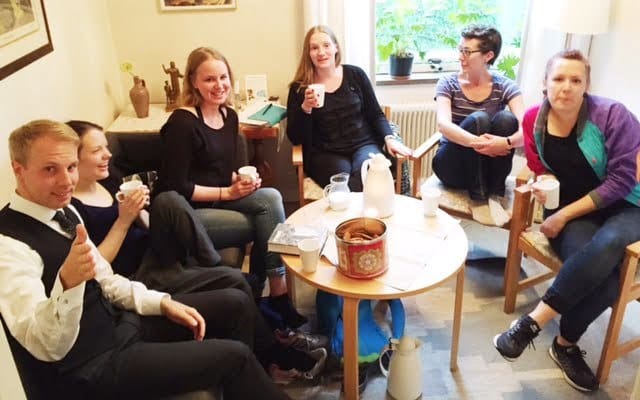 gruppen-vid-fikabord_1