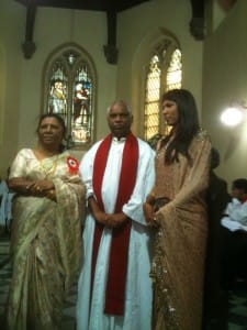 Missionsföreståndare Steven David omgiven av hans mamma och ena dottern