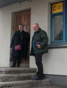 Walla framför församlingslokalen i Panavezys, Litauen