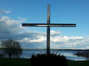 Korset vid Folkärna kyrka i Dalarna i sommarkvällsljus