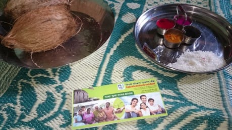 Kvinnogruppens registreringsbevis och utrustningen till "välkomst-sminkningen"