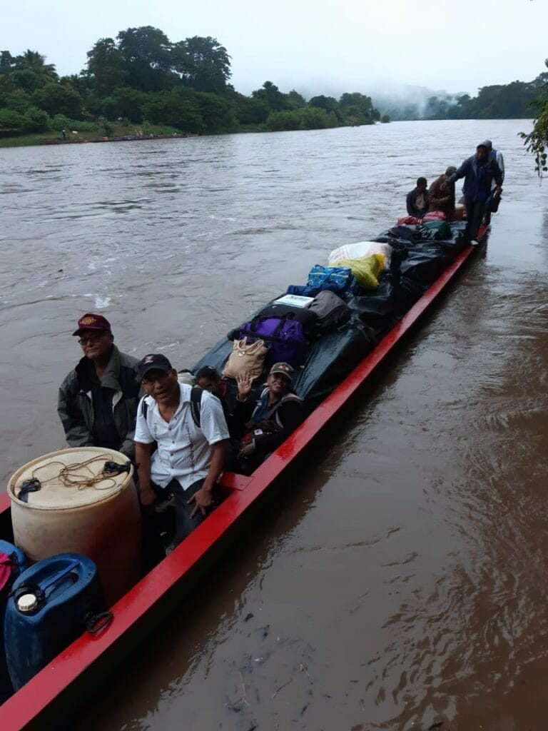 Nicaragua kyrkoledning åker båt Rio Cocon