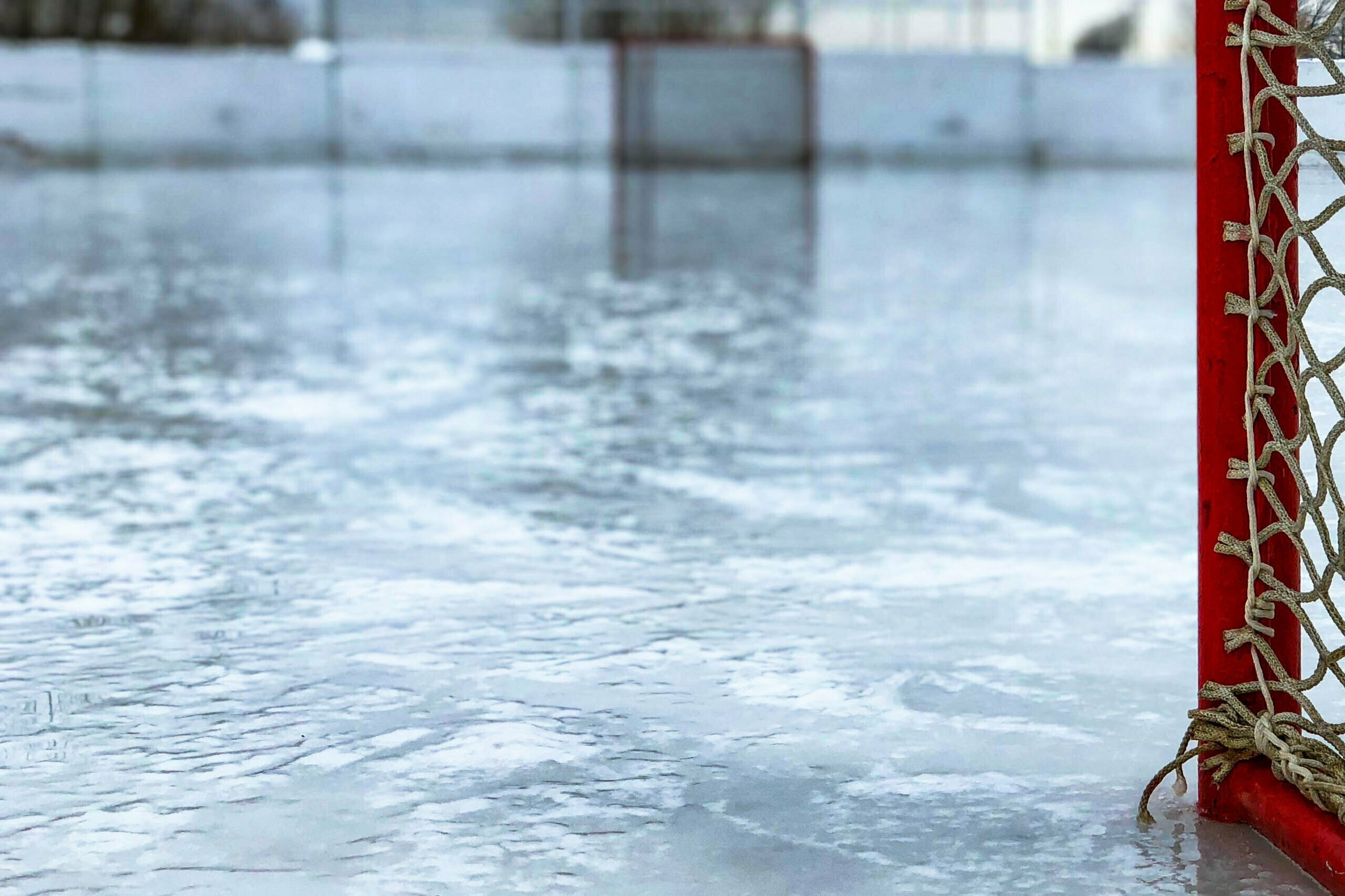 Närbild på isen på en ishockeyplan