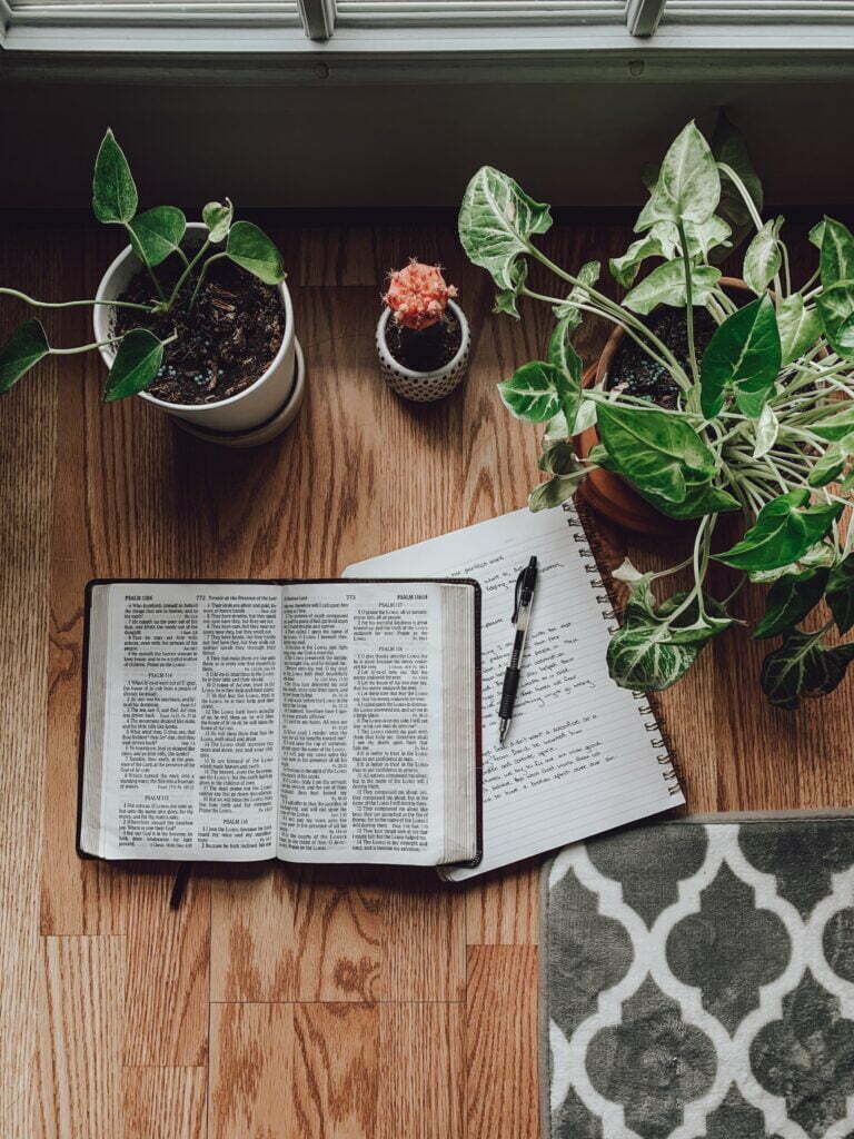 Uppslagen bibel på ett bord