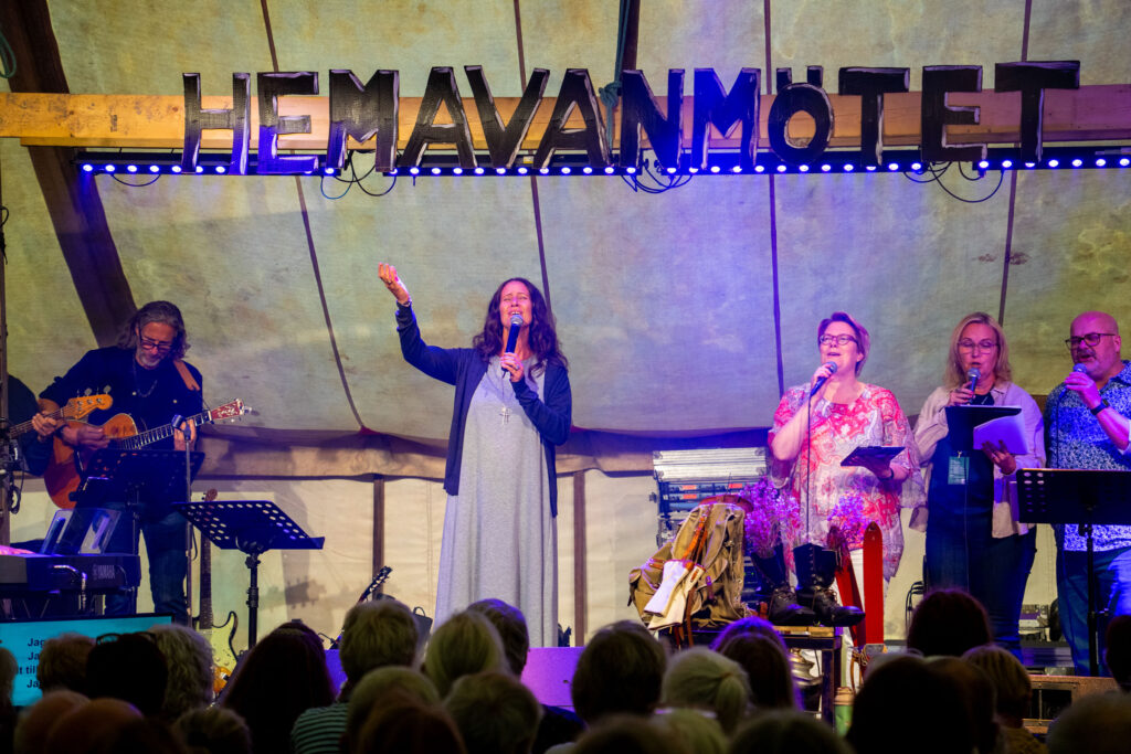 Maria Gustin Bergström med sångare och musiker