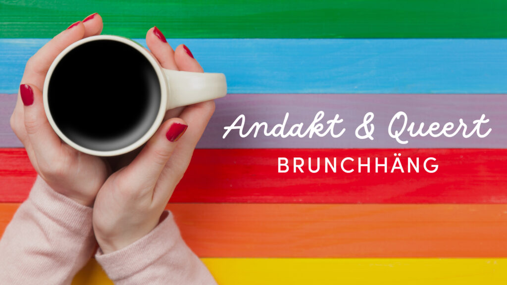 En regnbågsflagga i bakgrunden och en hand som håller om en kaffekopp i förgrunden. Text som lyder: Andakt och queert brunchhäng."