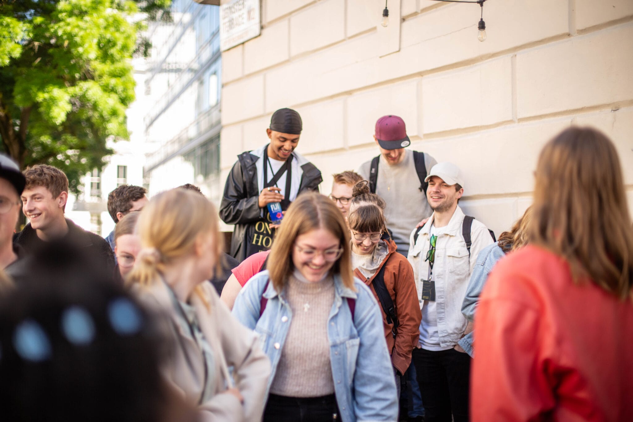 Ungdomar som skrattar och går på en gata i stan