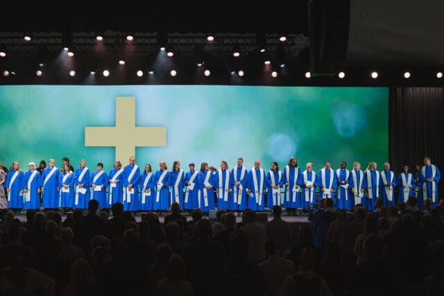 Equmeniakyrkans nya diakoner och pastorer ordinerade under kyrkokonferensen