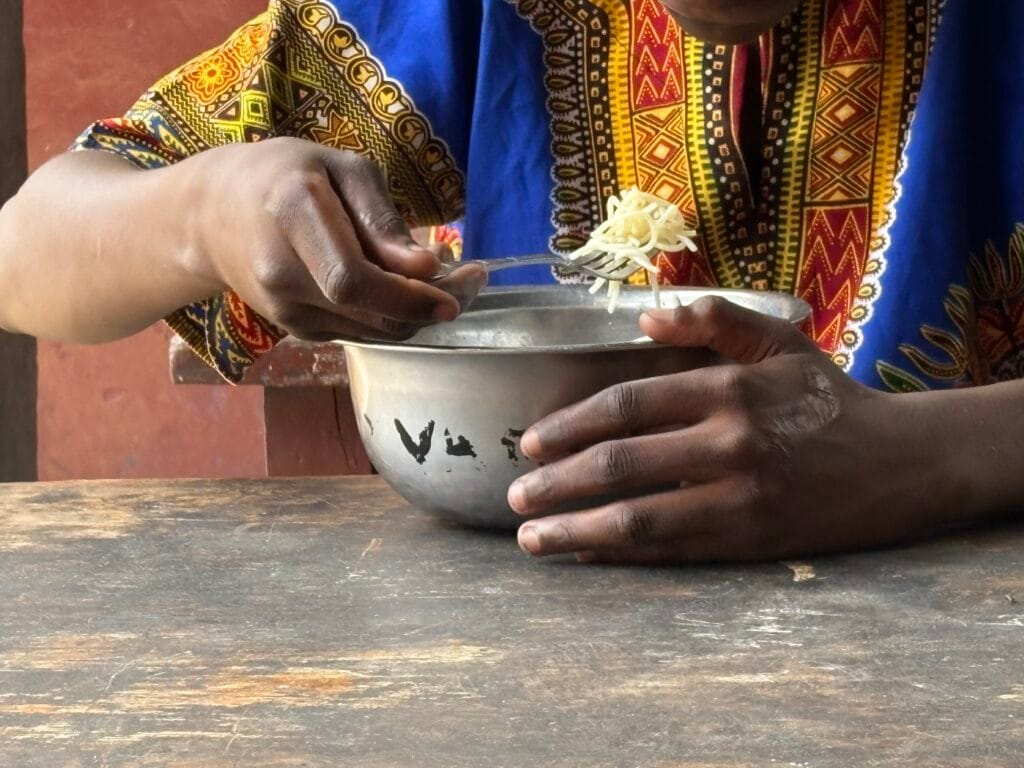 Det finns inte pengar till att köpa mat så barnen äter vad som finns i skafferiet t ex spagetti till frukost.