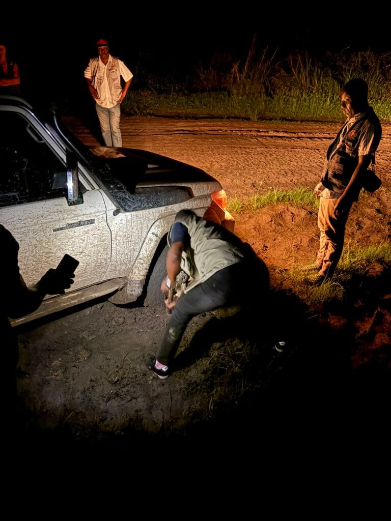 Asudhs bbil körde fast i leran.
