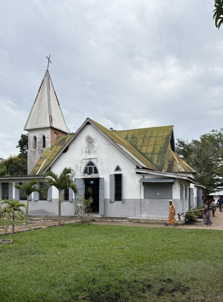 Förberedelser i kyrkan på universitetsområdet i Mansimou, Brazzaville. november 2025, inför invigningen av ett nytt läsår på universitetet.