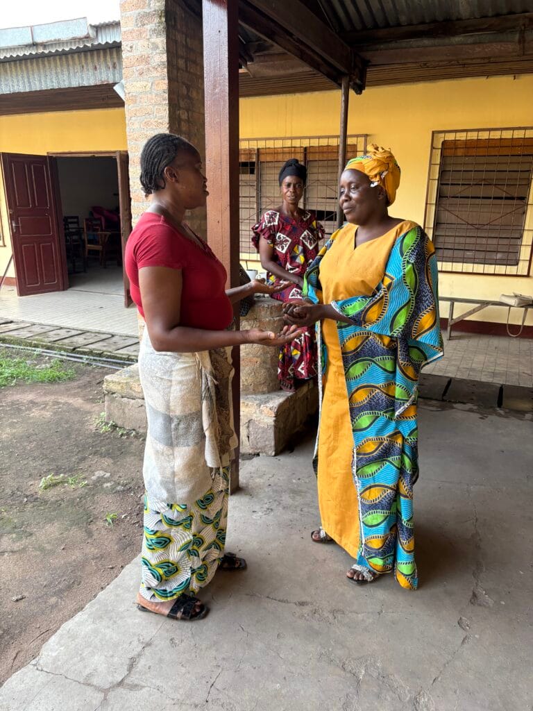 Kurs i barnuppfostran utan våld med drama.