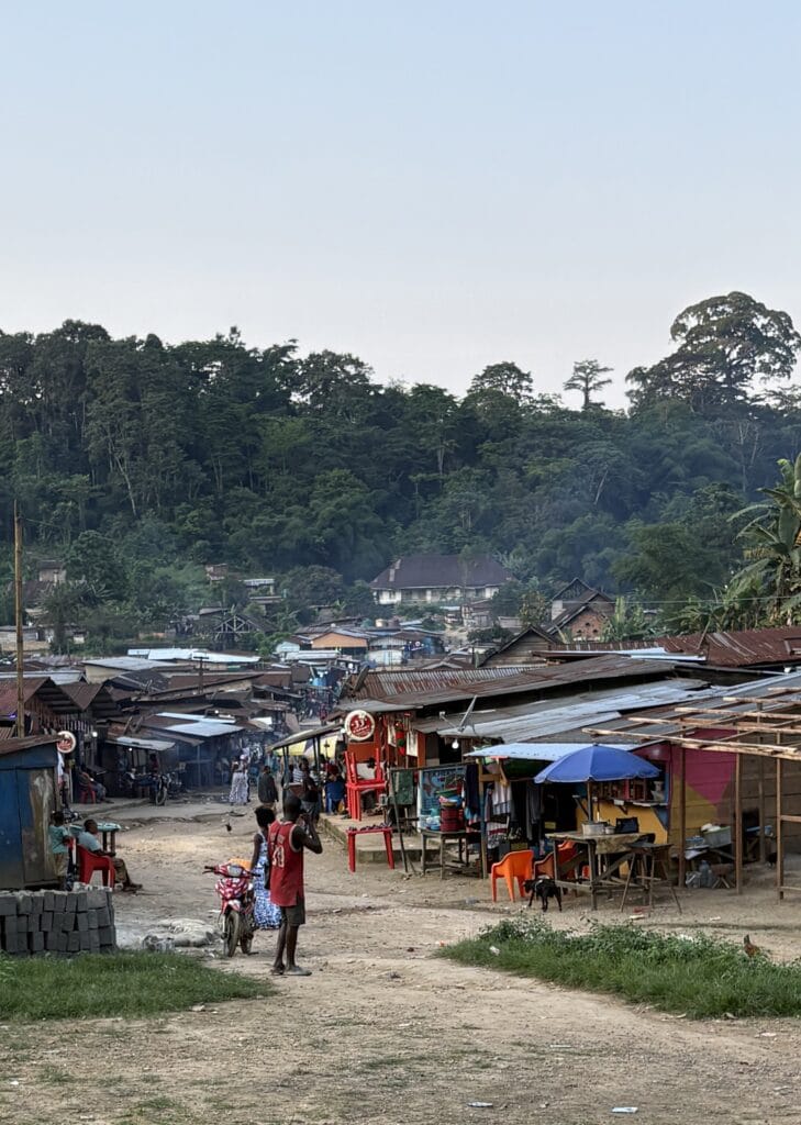 Guldgrävarbyn Dimonika i utkanten av Mayombeskogen, Pointe Noire december 2025