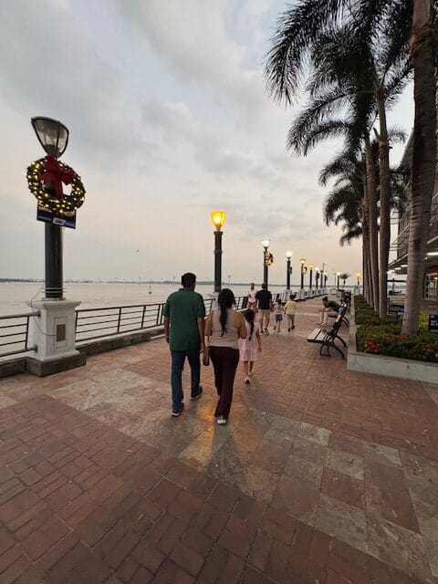 Promenad med vänner utmed floden i Guayaquil
