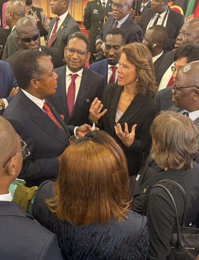 President Sassou-N'guesso i livlig diskussion med Hege från norska ambassaden på nyårsceremoni, Brazzaville.