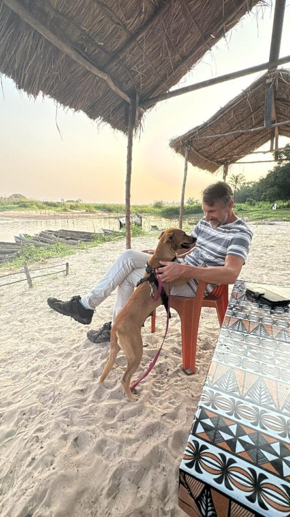Paus vid flodstranden i Brazzaville