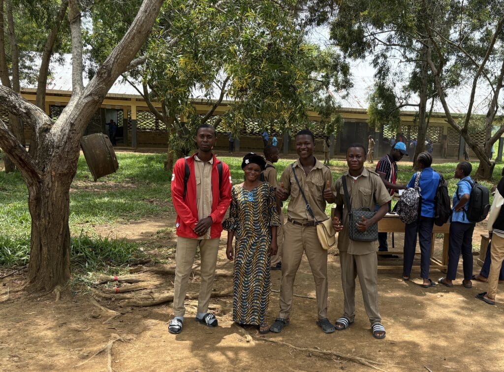 Gymnasielever och deras lärare i Loutete där kyrkans trädplantering 2018 tillsammans med den lokala föräldraföreningen nu åtta år senare ger välbehövlig skugga och inspirerar fler skolor att ta efter.