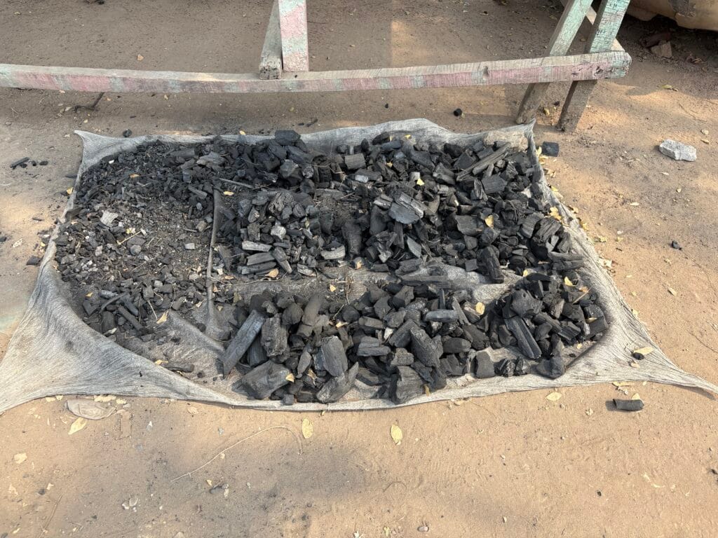 De flesta använder ved eller träkol som bränslekälla i Kongo. Det är svårt att byta ut det helt men det går att minska förbrukningen rejält med små insatser.