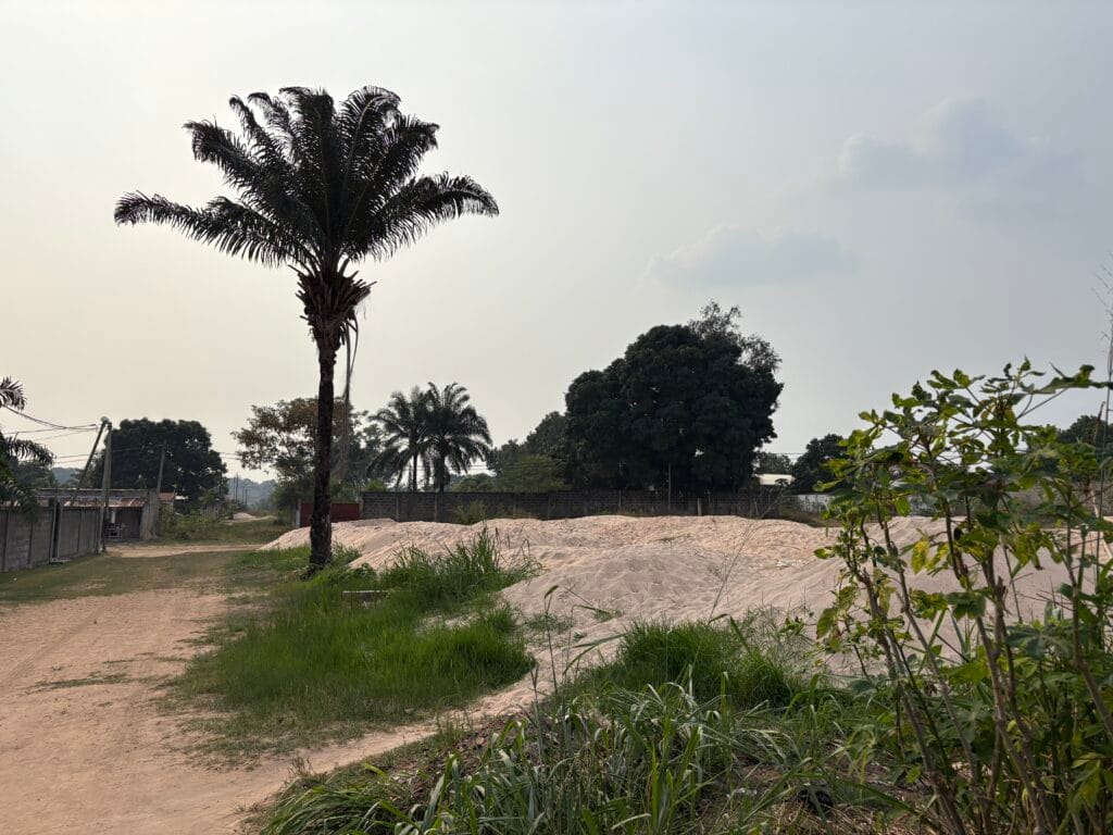 Beredskapslager av sand inför kommande översvämningar, Kombé, Madibou, sydväst om Brazzaville. 2025