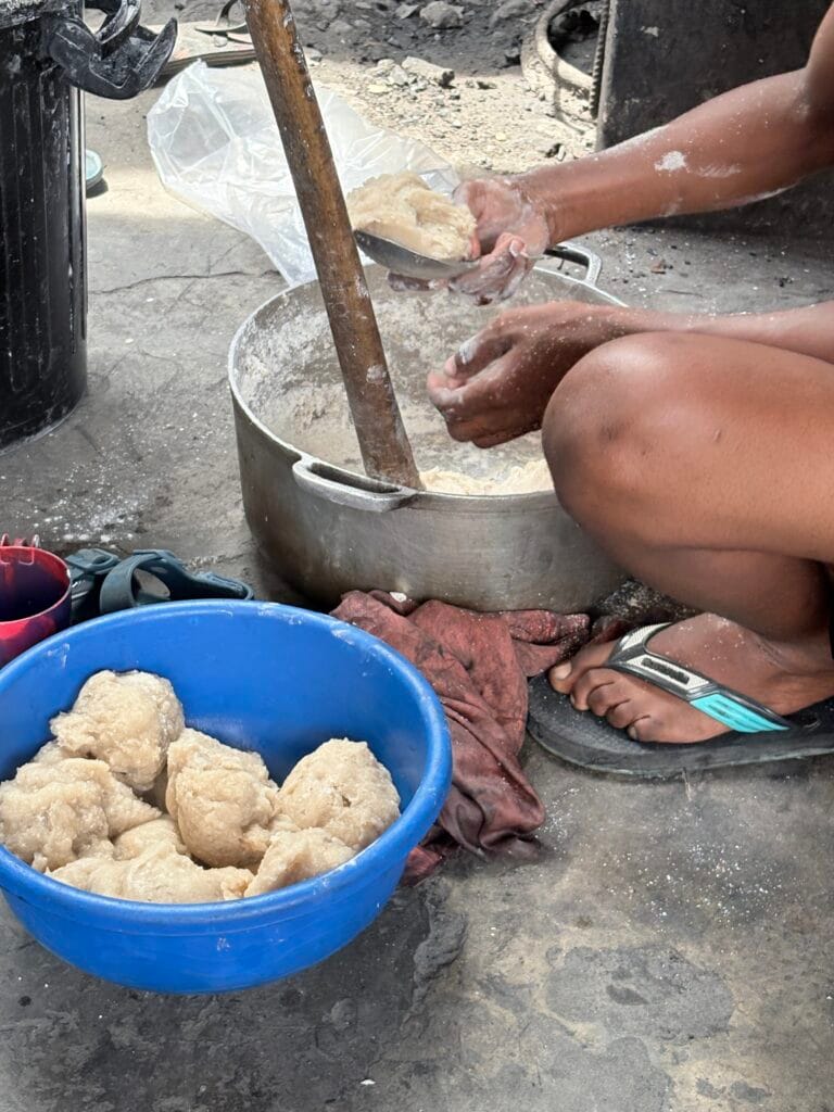 Barn på barnhemmet lagar foufou till lunch