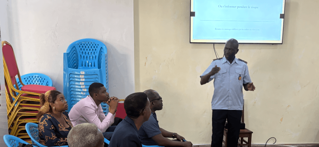 Chefen för brandförsvaret i Brazzaville leder ett samtal om risker under utbildning med representanter från Röda korset, kommunen i Madibou, lokala kvartersansvariga och beredskapsgrupper, s k "Cellules d'alerte", januari 2026
