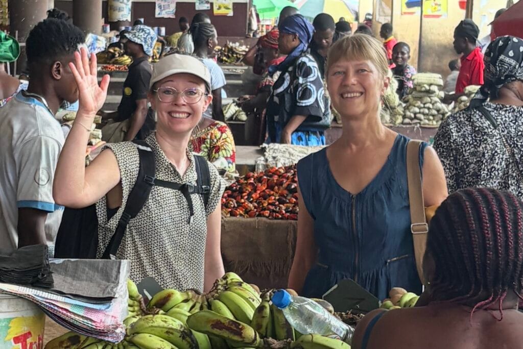 Pernilla och Lina på marknaden för att leta efter vattenmelon.