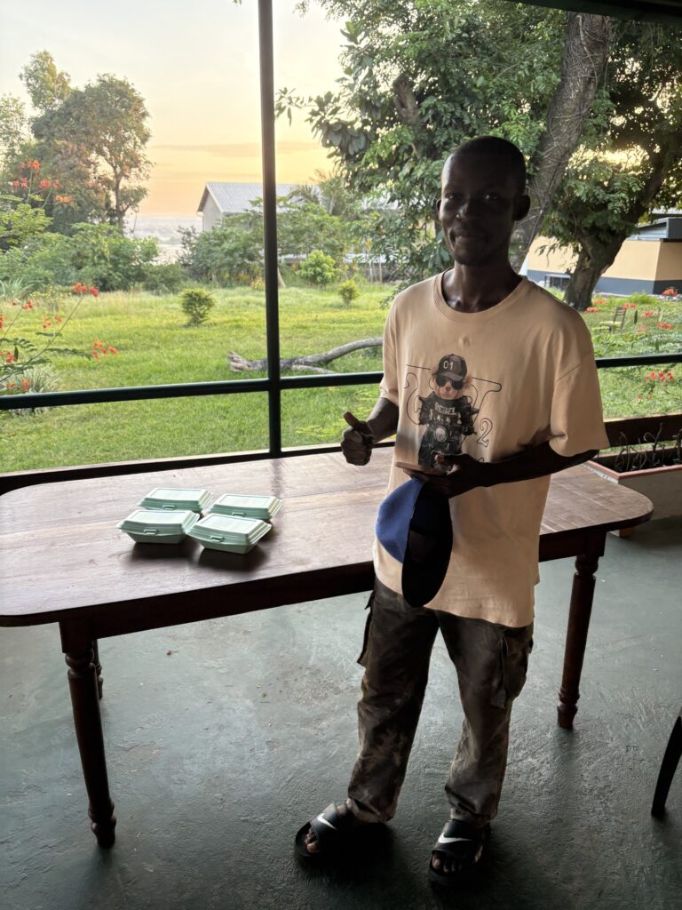 Lokal entreprenör i Mansimou, Gloire, säljer crêpes till bl a skolelever och som arbetslunch för ASUdh kick-off i mars 2026.