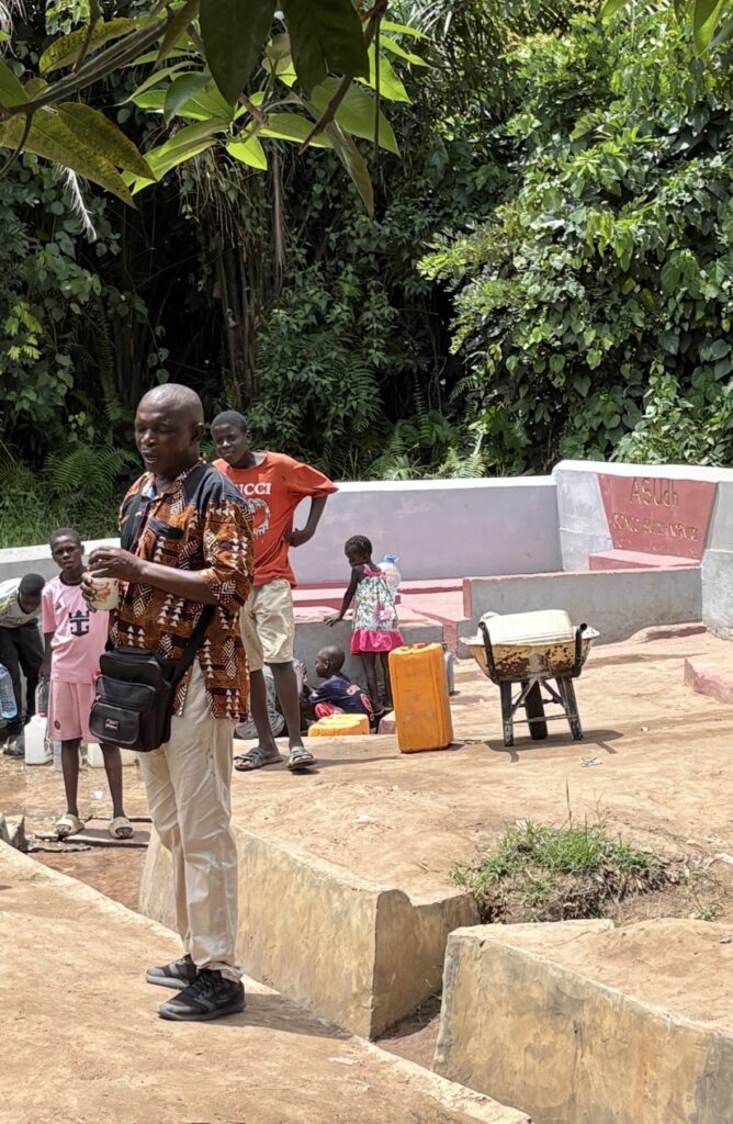 Byrådets ordförande i Kombé håller en traditionsenlig ceremoni samband med att ASUdh lämna över den skyddande anläggningen till områdets vattenkällan. Vi avslutar med sång och bön.