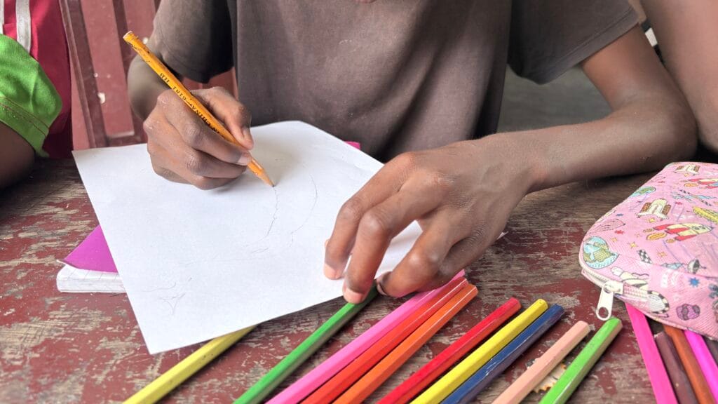 Barn lägger pussel på barnhemmet Brazzaville