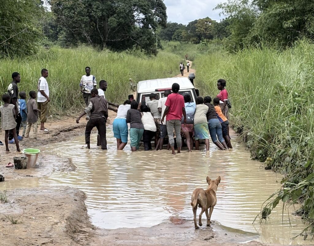 Engagemang för att få loss bilen strax söder om Brazzaville.