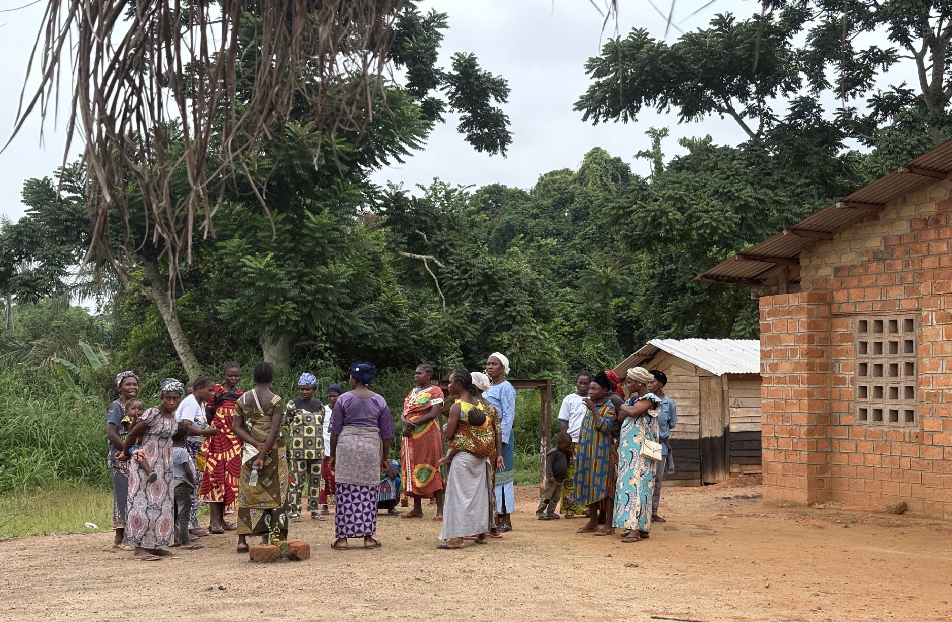 Kvinnorna under utbildning om rättigheter diskuterar hur fler barn ska komma till skolan.