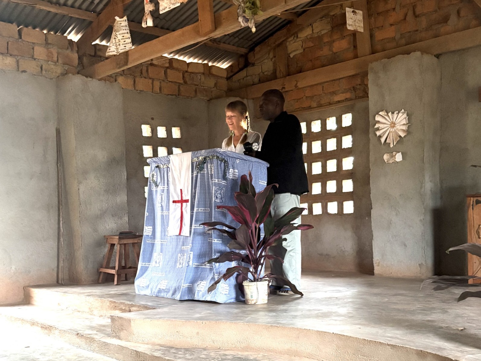 Pernilla predikar i Tsimba med Joseph som tolk.