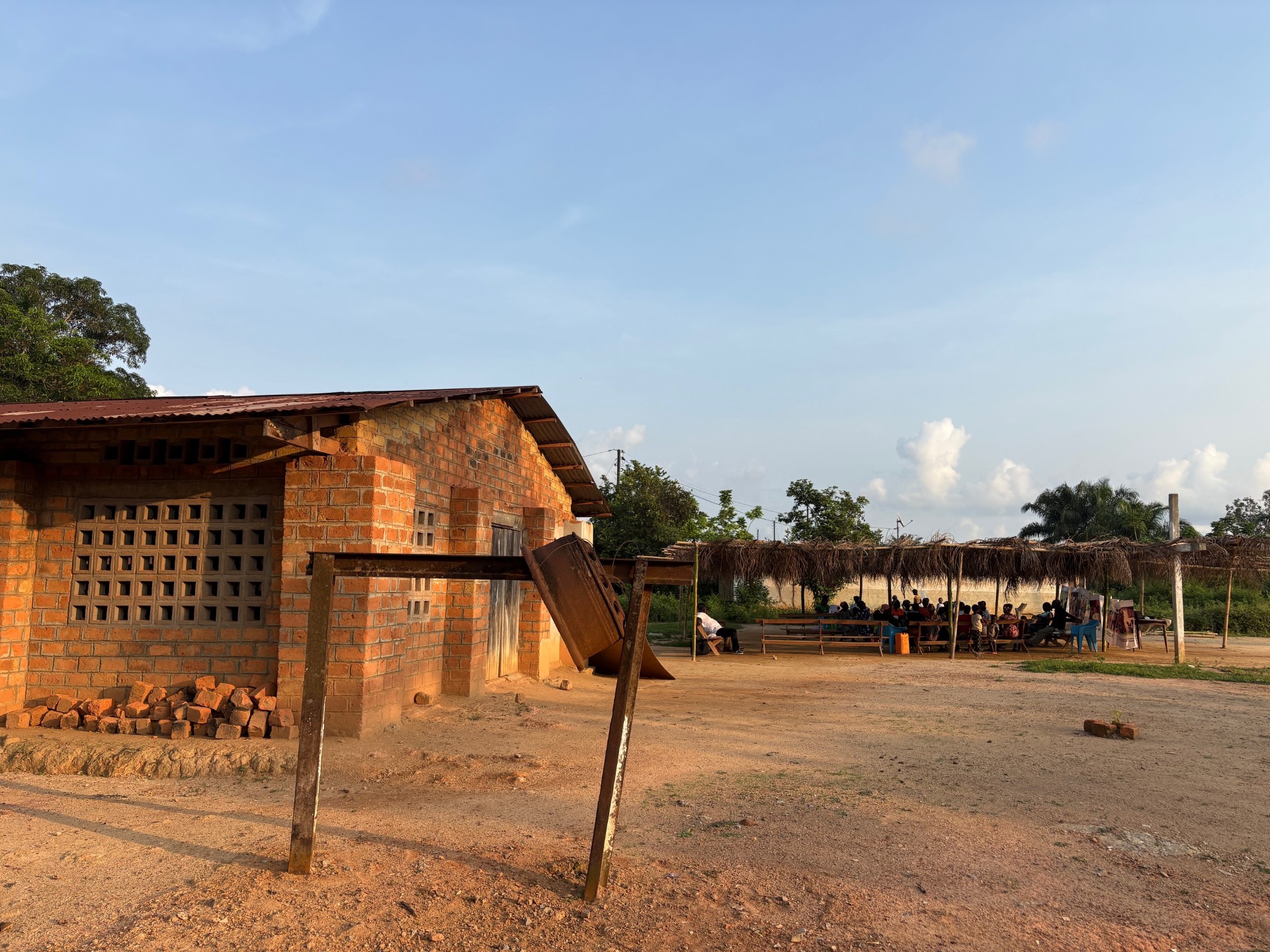 Del av räls och vagnhjul som "klockstapel med klocka" till kyrkan i Tsimba.